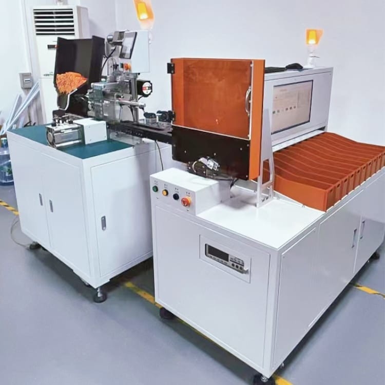 Máy dán nhãn pin 18650 kết nối với máy phân loại pin hình trụ
